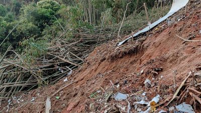 انتشال أشلاء بشرية في موقع تحطم الطائرة الصينية