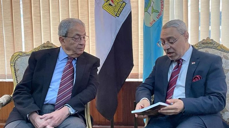 عمرو موسى ورئيس جامعة