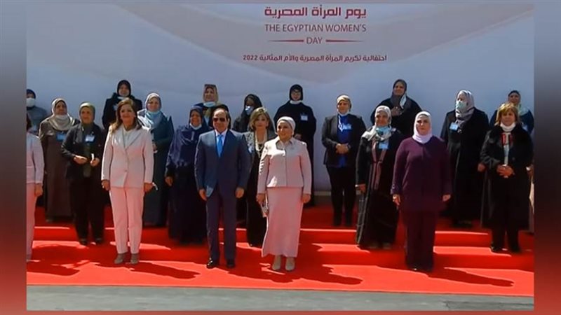 صورة تذكارية للمكرمات