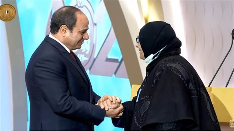 الرئيس السيسي يكرم