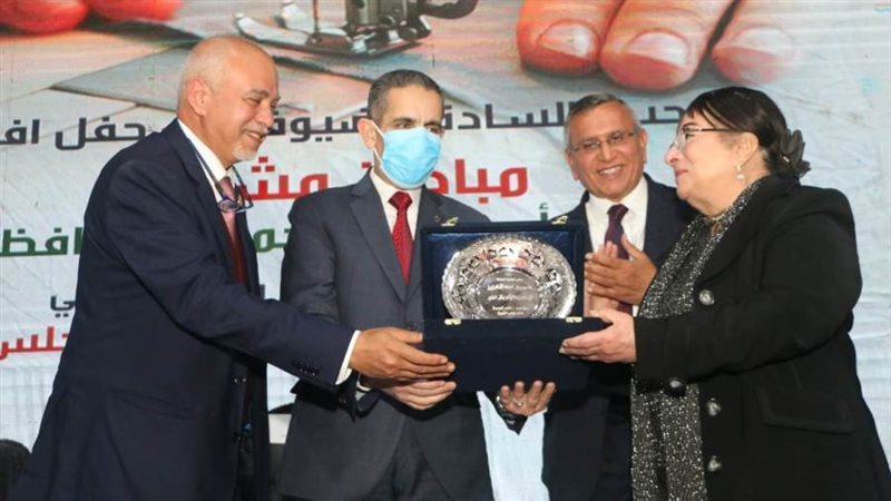 الوفد يكرم الفنانة