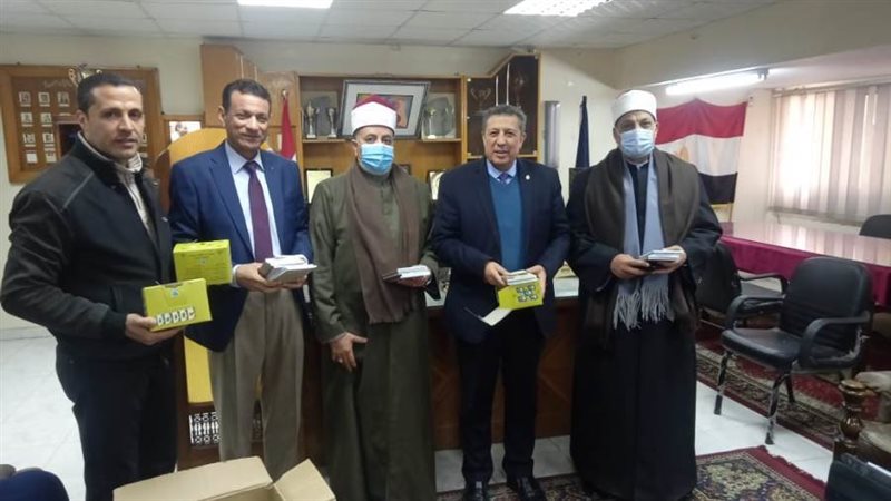 وزير الأوقاف يهدى
