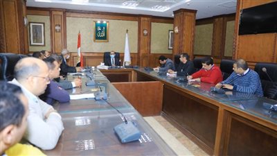 نائب محافظ سوهاج يعقد اجتماعًا باللجنة الفنية لمتابعة المراكز التكنولوجية لخدمة المواطنين