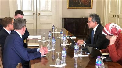 العناني يواصل لقاءاته بمنظمي الرحلات السياحية بلندن