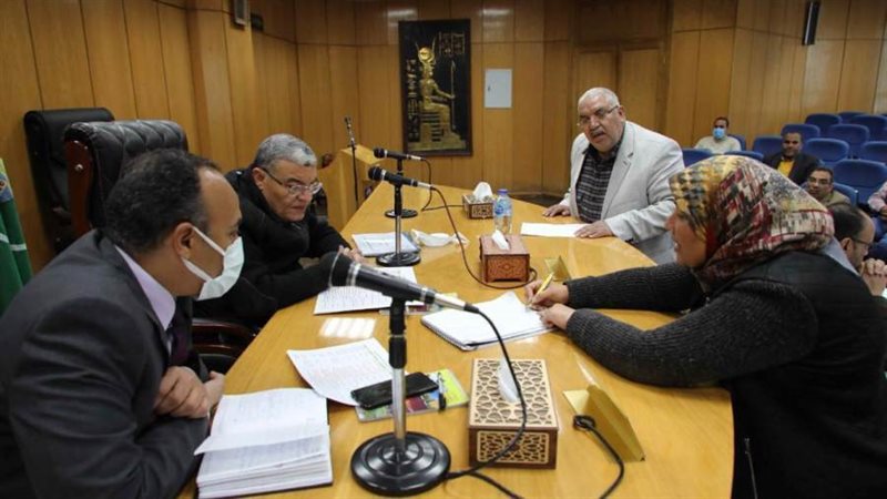 محافظ المنيا خلال