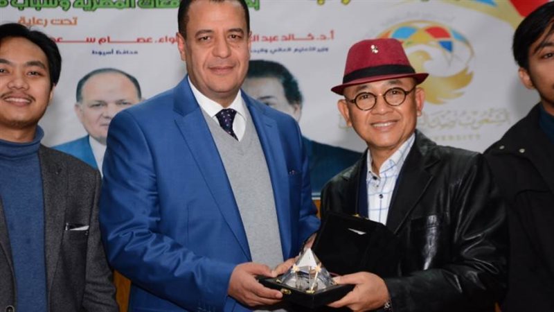 -جامعة أسيوط تشيد