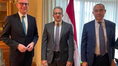 العناني يواصل جولاته بلندن وبرلين لبحث سبل التعاون في السياحة