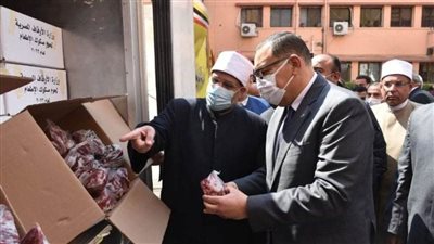 وزير الأوقاف ومحافظ الشرقية يشهدان توزيع 2 طن لحوم صكوك إطعام 