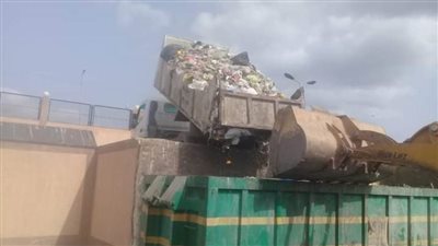 نقل ٣٦٠٠ طن قمامة ومخلفات من المقالب الوسيطة لمصانع التدوير بالبحيرة