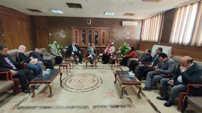 المحافظ يحضر عروض ختام الأنشطة بالتربية والتعليم ويكرم الفائزين