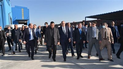 محافظ البحيرة ولجنة المشروعات الصغيرة بمجلس النواب يتفقدون المجمع الصناعي النسيجي