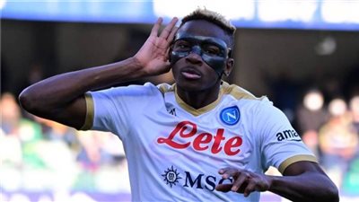 نابولي يحدد 100 مليون يورو لبيع النيجيري أوسيمين