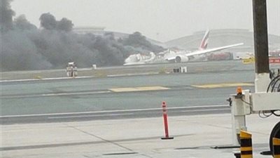 الإمارات تعلن إغلاق مطار دبي مؤقتًا بسبب هبوط طائرة إضطراريًا