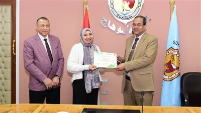 رئيس جامعة سوهاج يكرم سفراء الاستدامة