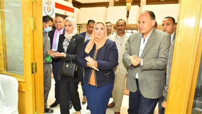 وزيرة التضامن الاجتماعي ومحافظ أسيوط يكرمان الأمهات المثاليات على مستوى المحافظة لعام 2022 