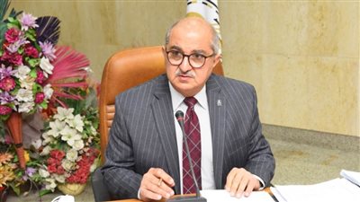 رئيس جامعة أسيوط يعلن عن إصداره قرارًا بصرف مبلغ ألف جنيه لكافة العاملين 
