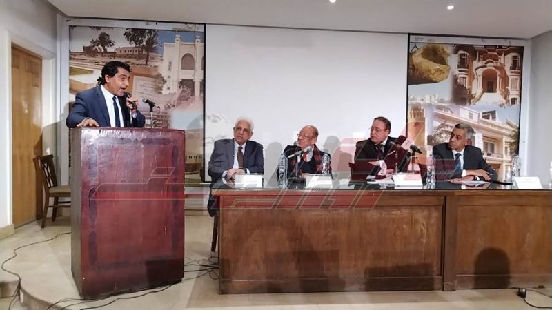 الكاتب الصحفي أيمن