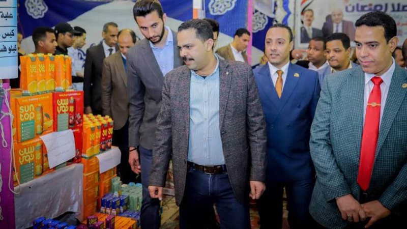 أشرف رشاد يتفقد معارض