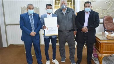 محافظ الوادى الجديد يكرم الطالب يوسف عربي ثالث الجمهورية بالمسابقة الدولية للعلوم والهندسة