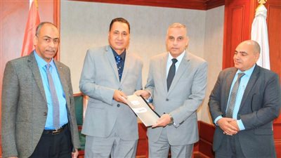  محافظ سوهاج يسلم عقدا لمنح مشروعات بقيمة مليون جنيه لأصحاب المشروعات الصغيرة