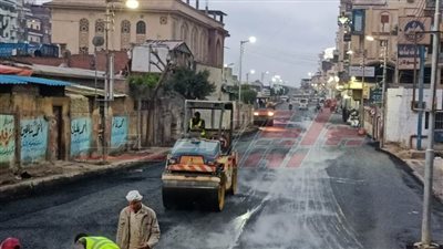 استمرار أعمال الرصف ورفع كفاءة الطرق بشوارع كفر الشيخ