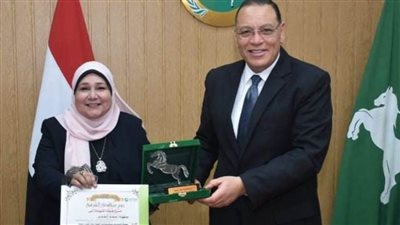 محافظ الشرقية يكرم رئيسة مركز ومدينة ههيا لبلوغها سن المعاش