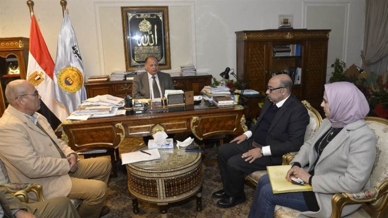 محافظ أسيوط يعقد