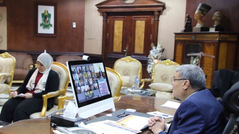 محافظ المنيا خلال