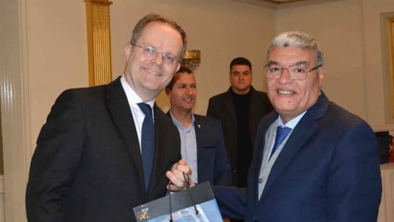 محافظ المنيا والسفير