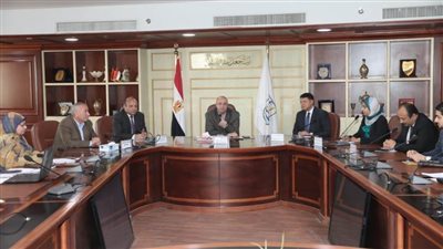 محافظ بني سويف يناقش مع مسؤولي هيئة التنمية الصناعية الاستثمار 