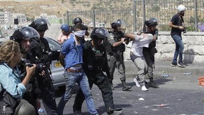 اعتقال 11 فلسطينيًا غالبيتهم من القدس وإبعاد شاب عن الأقصى 15 يومًا