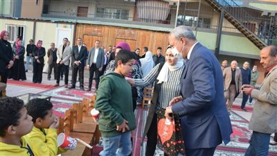 محافظ القليوبية يوزع الهدايا على الأطفال الأيتام باحتفالية الشبان العالمية ببنها