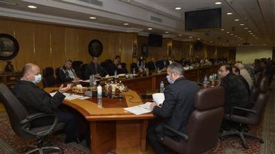 محافظ أسيوط يترأس اجتماع مناقشة الموقف التنفيذي لمشروعات المبادرة الرئاسية 