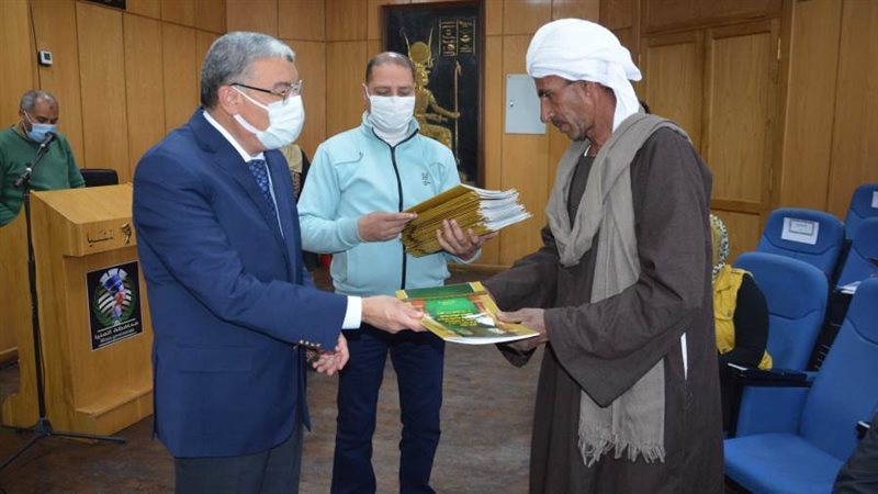 محافظ المنيا يسلم