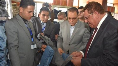 محافظ الشرقية يفتتح معرض منتجات الملابس الجاهزة