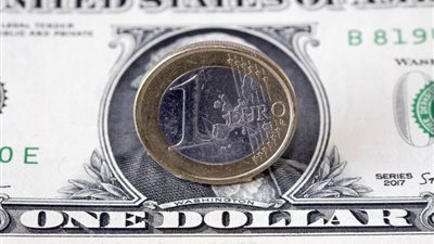 موسكو: اهتزت هيبة الدولار واليورو وتحول الدول إلى التسويات بالعملات الوطنية أمر لا مفر منه