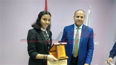 تكريم الطالبة المثالية بكفر الشيخ ومنحها درع التميز