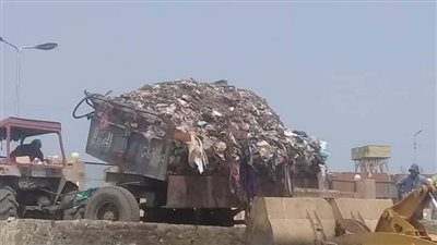 نقل ٣٦٠٠ طن قمامة ومخلفات من المقالب الوسيطة لمصانع التدوير بالبحيرة