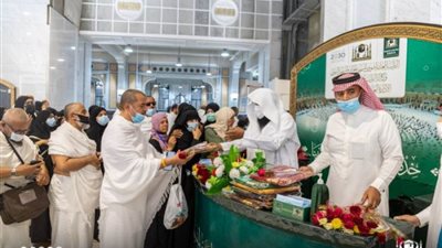  شؤون الحرمين تُوزِّعُ أكثر من خمسة آلاف هدية على قاصدي المسجد الحرام