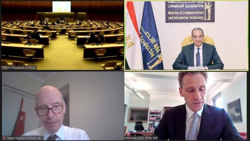وزير الاتصالات خلال