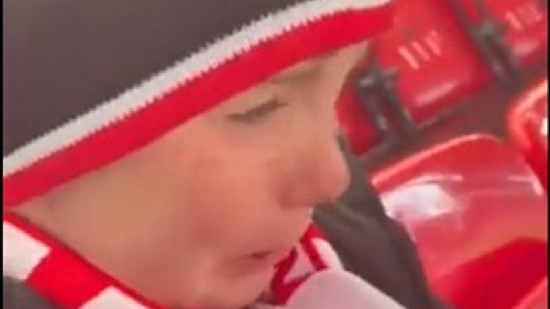 طفل انجليزي يبكي