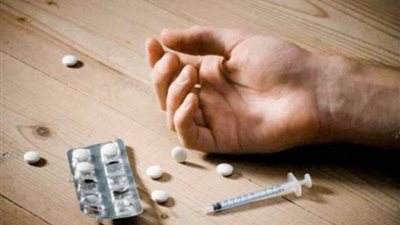 تشريح جثة مدمن عثر عليه بحديقة وبحوزته مواد مخدرة ببنها
