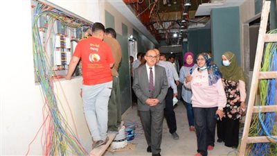 رئيس جامعة أسيوط يتابع العمل الجاري في تجهيز وحدة الغسيل الكلوي الجديدة 