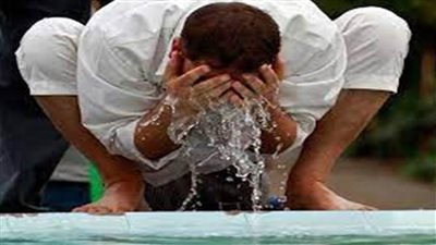 ما حكم التبرُّد بالماء أثناء الصوم؟.. الإفتاء تجيب