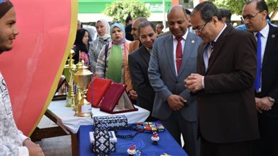 رئيس جامعة سوهاج يتفقد  كلية العلوم ويشارك بالكرنفال الطلابي