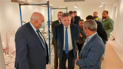 وزير قطاع الأعمال يتفقد تجهيزات أول فروع العلامة التجارية 