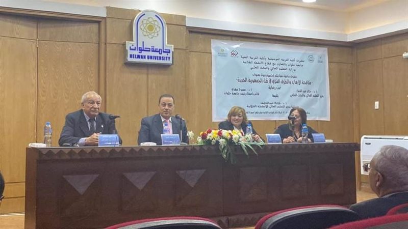 جانب من الندوة