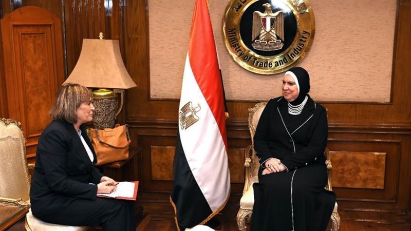وزيرة التجارة والصناعة