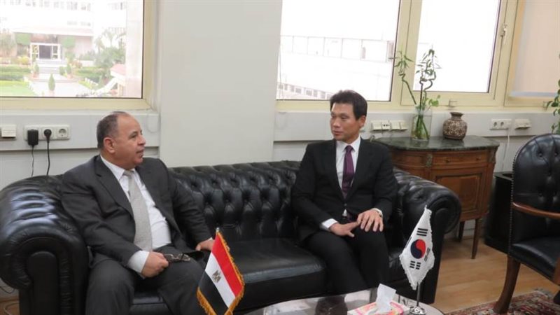 وزير المالية خلال