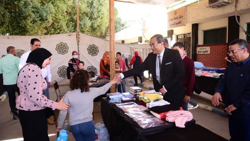 من جانب الافتتاح